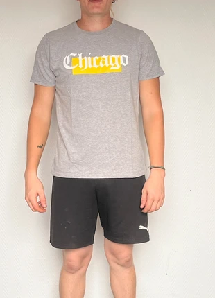T-shirt gris à imprimé jaune Chicago, brand: BoohooMAN, condition: Very good, size: M, €3.00, €3.85 includes Buyer Protection