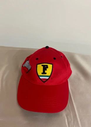 Cappello Ferrari rosso come nuovo, brand: Ferrari, condizioni: Nuovo senza cartellino, taglia: 58, €5.00, €5.95 include la Protezione acquisti