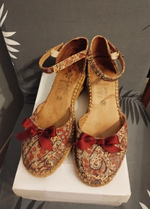 Véritable espadrilles basque fleuris cousu main P39, marque: espadrilles basque, état: Très bon état, taille: 39, 10,00 €, 11,20 € Protection acheteurs incluse