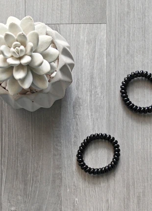 🖤 Lot de 2 Élastiques spirales noirs 🌀 L’allié anti-traces pour tes boucles, merk: Boutique indépendante, staat: Nieuw met prijskaartje, € 1,90, € 2,70 inclusief Kopersbescherming