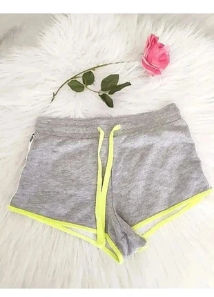 Mini short de sport coton Jennyfer gris taille 36 bordures jaune fluo, marke: Jennyfer, zustand: Sehr gut, größe: S / 36 / 8, 5,00 €, 5,95 € inklusive Vinted-Käuferschutz