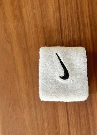 Nike wristband, marque: Nike, état: Neuf sans étiquette, 5,00 €, 5,95 € Protection acheteurs incluse