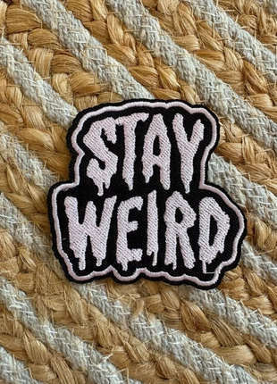 Écusson thermocollant Stay weird, staat: Heel goed, € 4,50, € 5,43 inclusief Kopersbescherming Pro