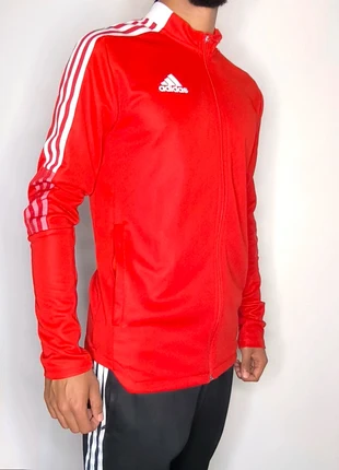 Veste de survêtement Adidas rouge– Taille S, marke: adidas, zustand: Sehr gut, größe: S, 24,99 €, 26,94 € inklusive Vinted-Käuferschutz