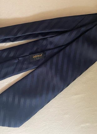 Cravatta in seta blu a righe Interno 8, marke: Vintage Dressing, zustand: Sehr gut, 10,00 €, 11,20 € inklusive Vinted-Käuferschutz