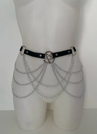 Ceinture réglable en simili cuir noir avec chaînes, marque: Cryptica, état: Très bon état, taille: Ajustable, 12,50 €, 13,83 € Protection acheteurs (Pro) incluse