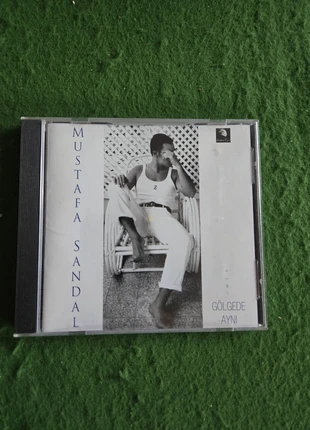 Mustafa Sandal
Gölgede Ayni, staat: Heel goed, € 15,00, € 16,45 inclusief Kopersbescherming