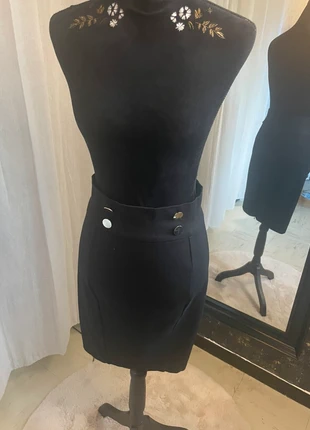 🖤 Jupe noire à boutons Guess  confortable – Taille 38, marca: GUESS, estado: Muito bom, tamanho: M / 38 / 10, €11.00, €12.25 inclui Proteção do Comprador