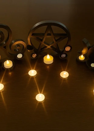 (Aprire le foto) Wiccan Altar Set – Triskele, Pentacle & Triple Moon (by Cr3ativid), marque: Cr3ativid, état: Neuf avec étiquette, 64,99 €, 68,94 € Protection acheteurs (Pro) incluse