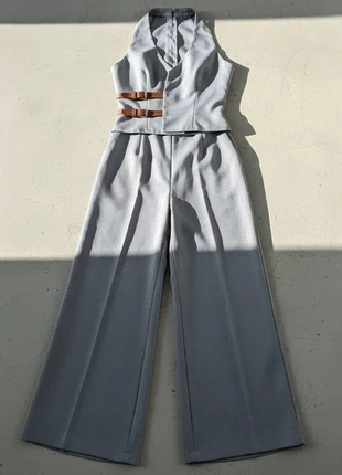 Ensemble gris clair avec gilet ceinturé et pantalon fluide, brand: GrayHaunt, condizioni: Ottime, taglia: M / IT 42 / EU 38, €74.99, €79.44 include la Protezione acquisti