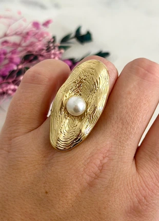 Bague ajustable dorée ovale large à motifs martelés et perle blanche nacrée - Acier Inoxydable, brand: Boutique Parisienne, condition: Very good, size: Adjustable, €20.00, €21.70 includes Buyer Protection Pro