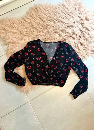 Blouse courte noire motifs fleuris, marque: H&M, état: Très bon état, taille: XS / 34 / 6, 2,00 €, 2,80 € Protection acheteurs incluse