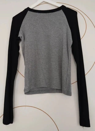 T-shirt à manches longues gris et noir., brand: Emmiol, condizioni: Ottime, taglia: M / IT 42 / EU 38, €5.00, €5.95 include la Protezione acquisti