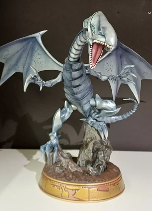 Action Figure Blue eyes white dragon silver Yugioh First4, zustand: Neu, mit Etikett, 174,00 €, 183,40 € inklusive Vinted-Käuferschutz