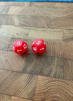 Lot de 2 dés 12 faces, staat: Heel goed, € 3,00, € 3,85 inclusief Kopersbescherming