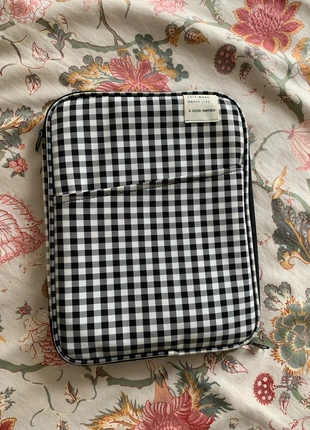 Housse d’iPad/ordi vichy noire et blanche - comme neuve, marque: Amazon, état: Neuf sans étiquette, 4,00 €, 4,90 € Protection acheteurs incluse