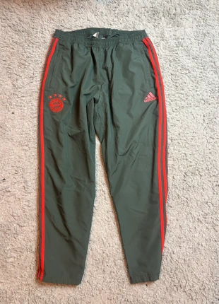 Pantalon de survêtement Bayern Munich x Adidas / vert kaki et rouge vintage 🇩🇪, brand: adidas, condition: Very good, size: XL, €34.90, €37.35 includes Buyer Protection