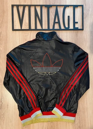 Veste Adidas Vintage 2010’s Trefoil Noir/Rouge/Blanc/Doré - Chile 62 - Taille 38 - Coupe serrée, marke: adidas, zustand: Sehr gut, größe: M / 38 / 10, 65,00 €, 68,95 € inklusive Vinted-Käuferschutz