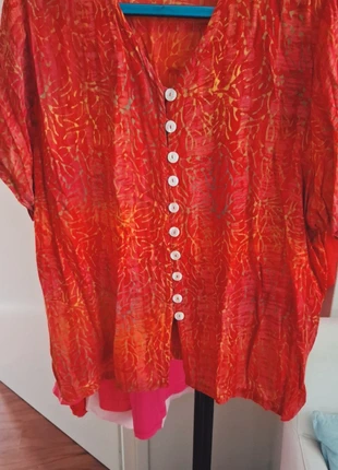Prachtige blouse handmade uit Indonesië, merk: Unikat, staat: Heel goed, maat: XXL / 44 / 16, € 10,00, € 11,20 inclusief Kopersbescherming