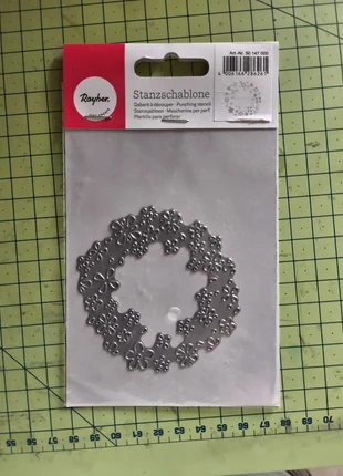 Matrice de coupe (dies) - Couronne de fleurs, marque: Rayher, état: Neuf avec étiquette, 2,00 €, 2,80 € Protection acheteurs incluse
