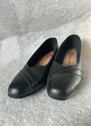 Chaussures en cuir à talon, merk: Ultimi, staat: Nieuw zonder prijskaartje, maat: 37, € 5,00, € 5,95 inclusief Kopersbescherming