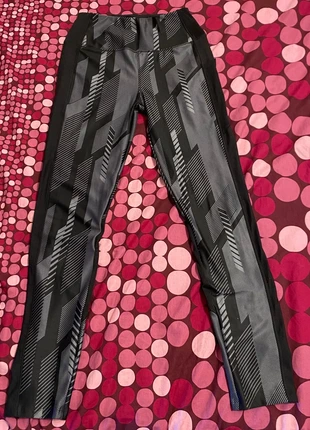 Leggings Domyos neri e grigi con fantasia geometrica, brand: Domyos, condizioni: Nuovo senza cartellino, taglia: Altro, €3.00, €3.85 include la Protezione acquisti