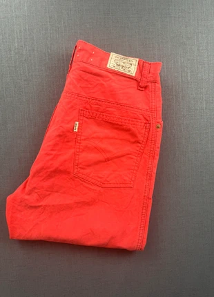 Pantalon Levi’s rouge vintage – coupe droite, coton robuste, étiquette cuir, marca: Levi's, estado: Muito bom, tamanho: S / 36 / 8, €15.00, €16.45 inclui Proteção do Comprador