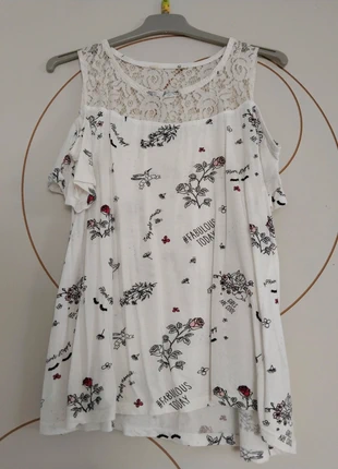 T-shirt à épaule dénudé blanc., merk: Gémo, staat: Heel goed, maat: S / 36 / 8, € 3,00, € 3,85 inclusief Kopersbescherming