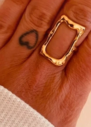 Bague épaisse ajustable tendance rectangle martelée doré acier inoxydable, marke: Tendance, zustand: Sehr gut, größe: Größenverstellbar, 9,00 €, 10,15 € beinhaltet Vinted-Käuferschutz Pro