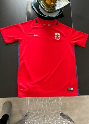 T-shirt football Norvège, marque: Nike, état: Très bon état, taille: 13 ans / 158 cm, 9,00 €, 10,15 € Protection acheteurs incluse