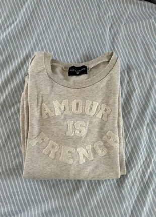 Pull Amour is French, merk: NOT MADÄME, staat: Heel goed, maat: M / 38 / 10, € 10,00, € 11,20 inclusief Kopersbescherming