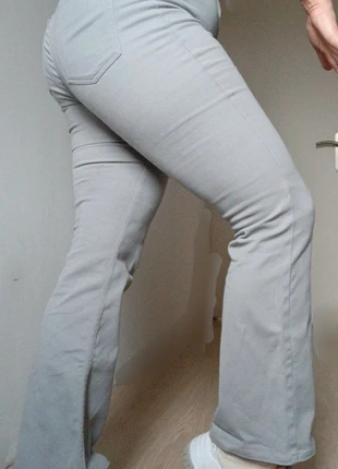 H&M grijze jeans high waist flared 42, brand: H&M, condizioni: Ottime, taglia: XL / IT 46 / EU 42, €5.00, €5.95 include la Protezione acquisti