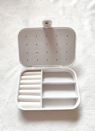 Boîte à bijoux blanche similicuir plusieurs compartiments bagues, colliers, boucles d'oreilles.., staat: Nieuw met prijskaartje, € 5,00, € 5,95 inclusief Kopersbescherming