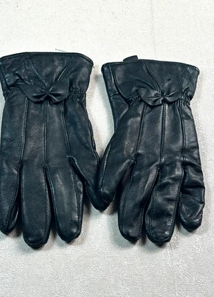 Gants en cuir noir femme– Élégants avec nœud/ Women’s Black Leather Gloves– Bow Detail taille m, marke: Vintage Dressing, zustand: Sehr gut, größe: 7,5, 15,50 €, 16,98 € inklusive Vinted-Käuferschutz
