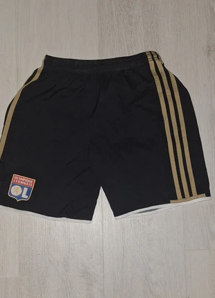 Short Adidas Olympique Lyonnais Taille M 11-12 ans - Confortable et idéal pour le sport, marke: adidas, zustand: Sehr gut, größe: M, 6,90 €, 7,95 € inklusive Vinted-Käuferschutz
