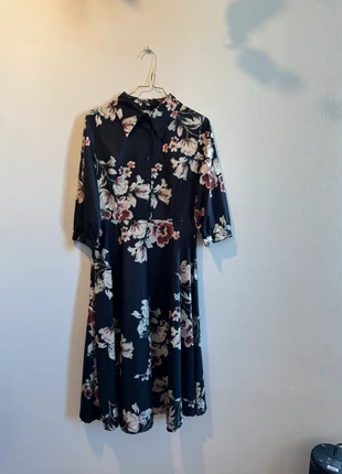 Marineblaues midi Kleid mit Blumenmuster | mit Kragen | Reißverschluss | Sommerkleid, marque: Sonstiges, état: Très bon état, taille: S / 36 / 8, 3,50 €, 4,38 € Protection acheteurs incluse