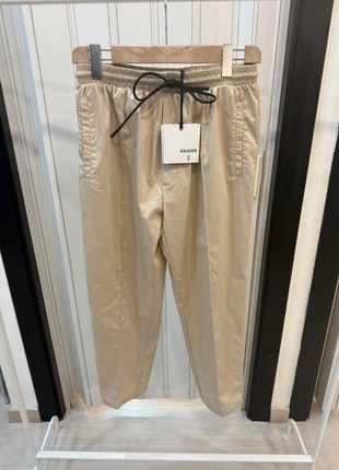 Pantalone con laccio over taglia L, brand: Made In Italy, condizioni: Nuovo con cartellino, taglia: L, €15.00, €16.45 include la Protezione acquisti