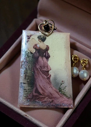 Pendentif en résine rectangulaire femme d'époques, état: Très bon état, 15,00 €, 16,45 € Protection acheteurs incluse