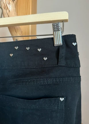 Pantaloni neri sfrangiati caldi con borchie cuore “Nuna Lie” taglia L Italy🇮🇹, brand: Nuna Lie, condizioni: Ottime, taglia: L / IT 44 / EU 40, €25.00, €26.95 include la Protezione acquisti