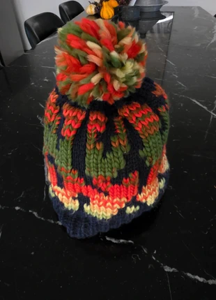 Hand gebreide muts blauw met pompoen, merk: Hand Knitted, staat: Heel goed, maat: 12 jaar en ouder > 56 cm, € 4,00, € 4,90 inclusief Kopersbescherming