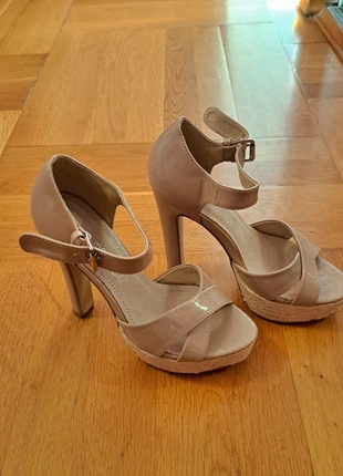 Sandales couleur beige vernis, zustand: Sehr gut, größe: 37, 3,00 €, 3,85 € inklusive Vinted-Käuferschutz