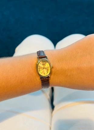 Petite montre cuir super fine ovale et tendance vintage style y2k outfit ottd, merk: Vintage Dressing, staat: Nieuw met prijskaartje, maat: Universele maat, € 15,00, € 16,45 inclusief Kopersbescherming