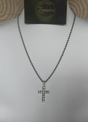 Collier argenté avec pendentif croix incrustée de strass, marque: Articles, état: Neuf sans étiquette, 8,99 €, 10,14 € Protection acheteurs incluse