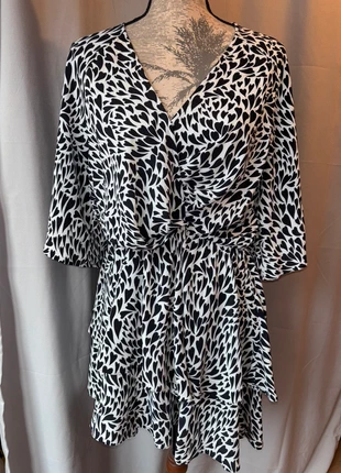 Robe à motif noir et blanc taille M/L, marca: Boutique Parisienne, estado: Muito bom, tamanho: L / 40 / 12, €9.00, €10.15 inclui Proteção do Comprador