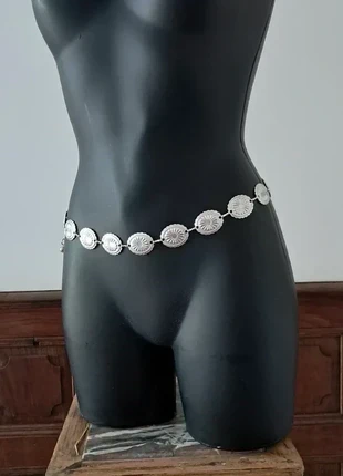 Ceinture chaîne argentée esprit Y2K, marke: Boheme, zustand: Sehr gut, größe: Größenverstellbar, 6,90 €, 7,95 € beinhaltet Vinted-Käuferschutz Pro