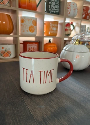 Tazza mug beige e rossa con frase "Tea Time", marque: Sinsay, état: Neuf sans étiquette, 4,00 €, 4,90 € Protection acheteurs incluse