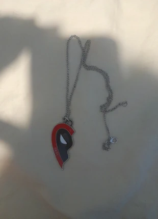 Deadpool necklace half, marca: Deadpool, estado: Novo sem etiquetas, €1.00, €1.75 inclui Proteção do Comprador