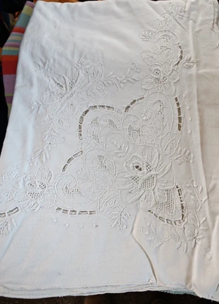 Drap plat blanc en lin brodé main vintage, merk: Vintage Dressing, staat: Heel goed, maat: 120-140 x 190-200 cm, € 59,00, € 62,65 inclusief Kopersbescherming