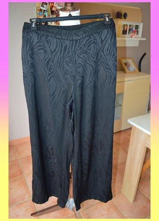 Pantalon large noir Kiabi taille 42, très bon état, marque: Kiabi, état: Très bon état, taille: XL / 42 / 14, 10,50 €, 11,73 € Protection acheteurs (Pro) incluse