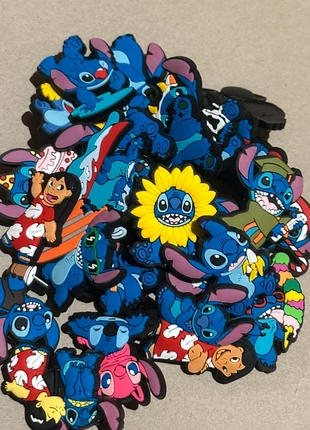 Lote 10 unidades jibbizt para Crocs Lilo&stich, marca: Local, estado: Muy bueno, 5,99 €, 6,99 € Protección al comprador incluida